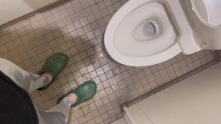 トイレに間に合わずに大量の着衣お漏らし