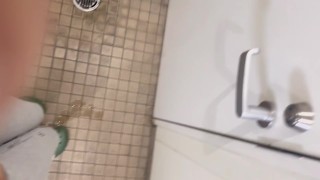 トイレに間に合わずに大量の着衣お漏らし