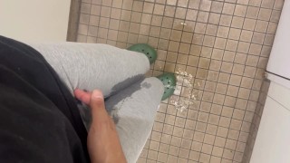 トイレに間に合わずに大量の着衣お漏らし