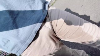 歩きながら大量におしっこお漏らししちゃいました