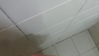 Me masturbo en el baño 