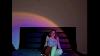 Modelando en lencería rosa 