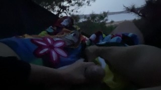 Masturbo a mi mejor amigo en una hamaca en medio del bosque