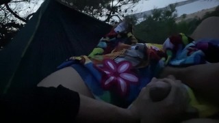 Masturbo a mi mejor amigo en una hamaca en medio del bosque