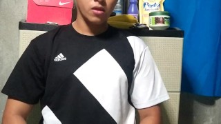 Joven latino rico se masturba en su habitación