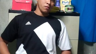 Joven latino rico se masturba en su habitación