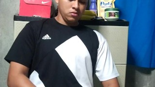 Joven latino rico se masturba en su habitación