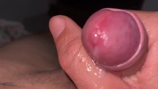 Soltando um jato gostoso de porra - Gozando de perto