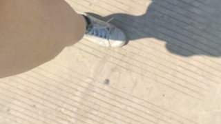 不穿衣服横穿马路