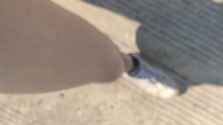 不穿衣服横穿马路