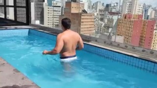 Um dia de sol na piscina