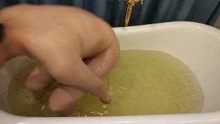 在浴缸里面玩耍