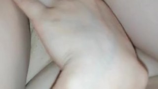 Me cogen mi pequeña vagina rosa en el sillón 