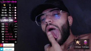 Hermoso hombre chupando dedo 