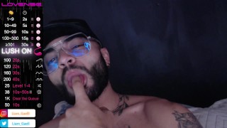 Hermoso hombre chupando dedo 