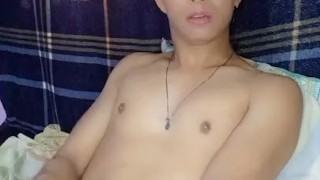Hetero curioso de 18 años masturbándose con corrida, solo en casa.