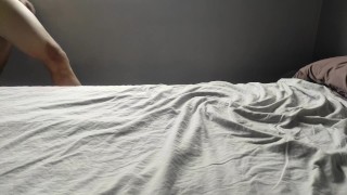 Empiezo pajeándome y acabo usando mi juguetito anal