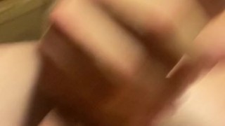 Hombre musculoso se hace un buen pajote delante de tu cara