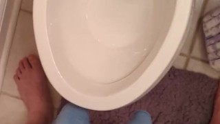 Quick piss and cum at my friend's house