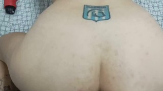 Mi novio me encuentra masturbándome cunado llega de trabajar y me acaba en la cola