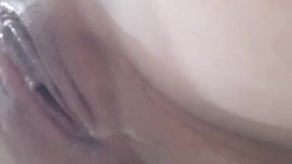 Leche adentro, me deje llenar el coño repleto de leche y juego con wl