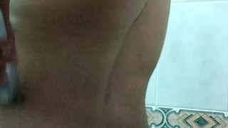 Heterosexual latino se rasura en la ducha del gimnasio