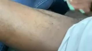 Esposa provoca marido enquanto acaricia bbc no carro