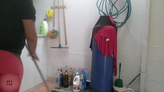 descubro a la puta de mi cuñada masturbandose y gimiendo de placer