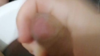 joven cachondo en el baño