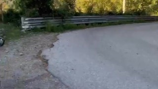 Sega pubblica di fronte a due vecchi