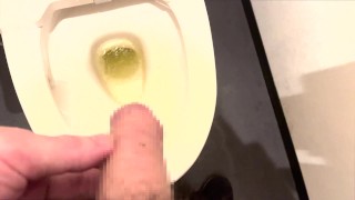 巨根な日本人男子のおしっこ映像