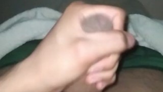 Estaba por dormirme y me entró la calentura, así que tuve que masturbarme 💦