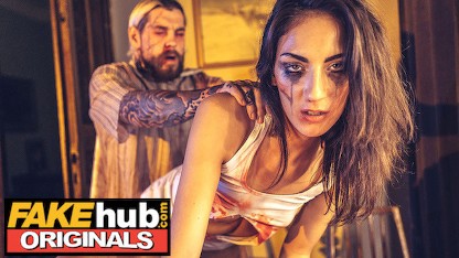 Fakehub Originals - 恐怖电影女演员的衣服被撕破，湿漉漉的阴户被操 - 万圣节特辑