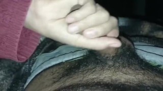 Mi hijastra me agarra el pene, hasta que no puede más y termina cachandome