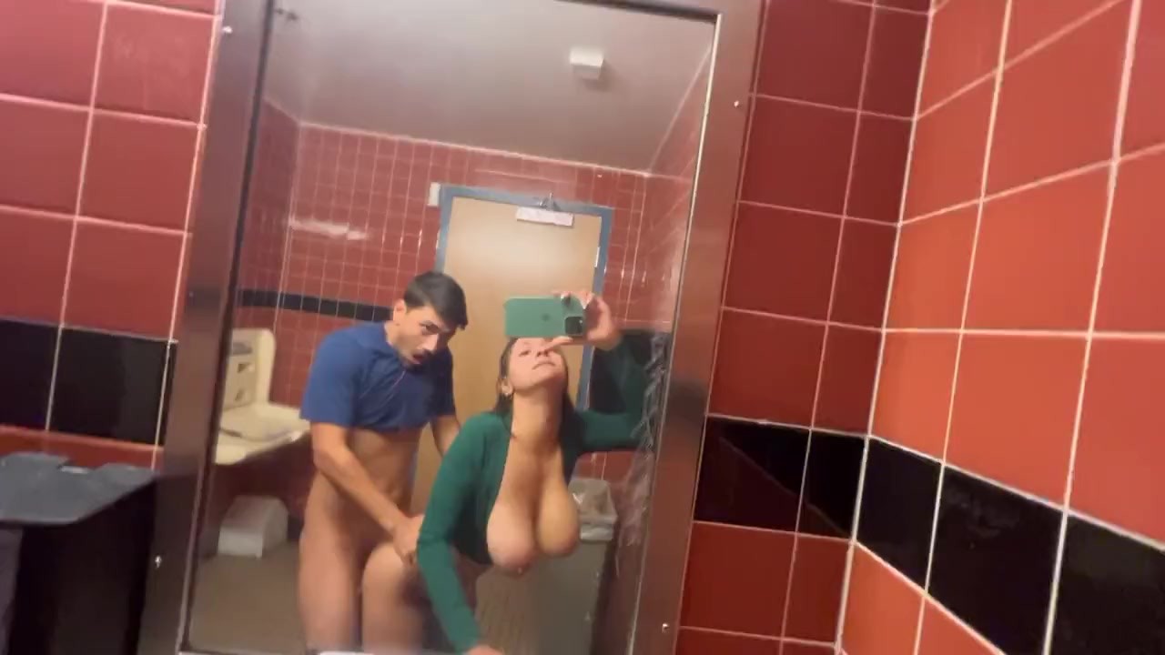Hailey Rose obtient creampie dans les toilettes publiques d’aliments ...