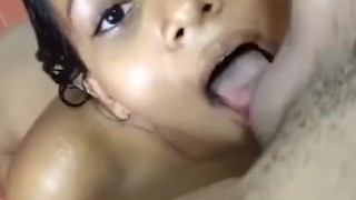 Encuentro a y entro a la ducha a mamarsela