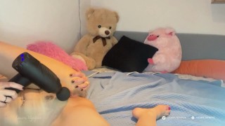 USES A MASSAGER TO BE VIBE HER SLIPPERY PUSSY I PERFECT PUSSY