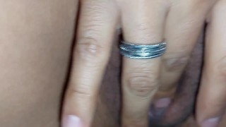 me la mama mientras se masturba