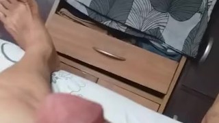 Nalibugan sa pinanood na porn kaya napajakol hanggang labasan.