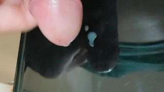 寒さで縮み上がった包茎ドリルチンポを弄りつつ、最後は濃厚精子を大量射精する変態早漏君。
