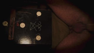 Ritual invocando a Lucifer, me ordena que me masturbe