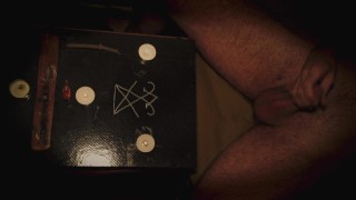 Ritual invocando a Lucifer, me ordena que me masturbe