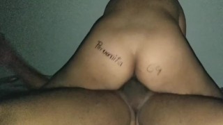 Pierde el juego, y el reto es que me agarre el pene para después coger , todo sin condon 