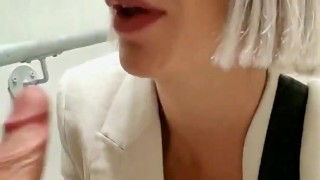 MILF en chasse dans un centre commercial se fait sodomiser par une jeune queue de 18 ans