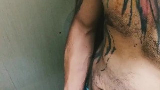Caliente en el baño del trabajo The Fenixxx 69 juega con su vergota...