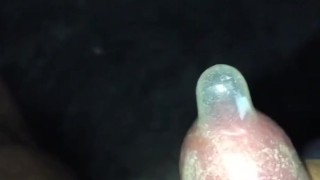 කෙල්ලගෙ හිලට බස්සපු කොන්ඩම් එක දාලා හවස අතේ ගැහුවා මාර සැප The condom put in the girl's hole was p