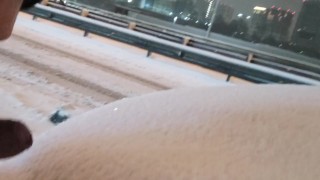 Публичная прогулка зимой, окунаю большой член в девственный снег