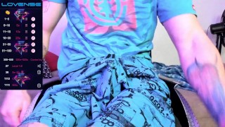 В пурпурных лучах прекрасный член крупным планом. Приятного просмотра