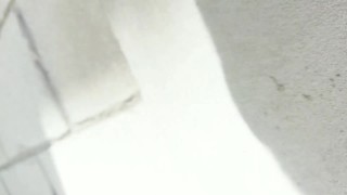 exhibiendo la concha en el club deportivo bajo la falda nos atrapan