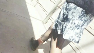 exhibiendo la concha en el club deportivo bajo la falda nos atrapan